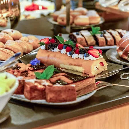 Wellness Und Brunch Morgenzeit Beheizter Naturpool Mit Sandstrand Genuss Fruehstueck Bis 13 Uhr Hochkoenig Sommercard Hotel